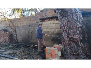 YANGININ EVE SIÇRAMAMASI İÇİN ALEVLERE HORTUMLARLA MÜDAHALE ETTİLER