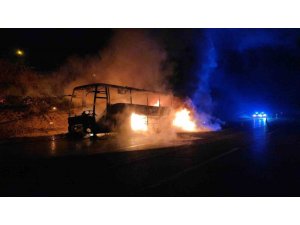 OTOYOLDA 39 YOLCUSU BULUNAN OTOBÜS ALEV ALEV YANDI