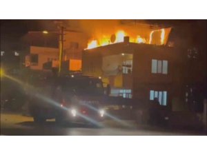 HATAY’DA MÜSTAKİL EVİN DAMI ALEVLERE TESLİM OLDU