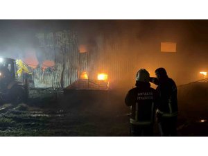 ALANYA’DA KLİMA DEPOSU ALEVLERE TESLİM OLDU