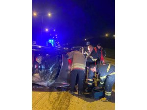 VİDANJÖRE ÇARPARAK DEVRİLEN OTOMOBİLİN SÜRÜCÜSÜ YARALANDI