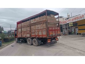 MOTOSİKLET KAMYONUN ALTINA GİRDİ, SAVRULAN SÜRÜCÜ AĞIR YARALANDI