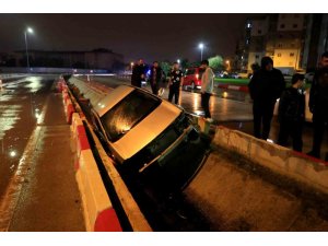 KANALA UÇAN OTOMOBİLİN SÜRÜCÜSÜ KAZAYI YARA ALMADAN ATLATTI