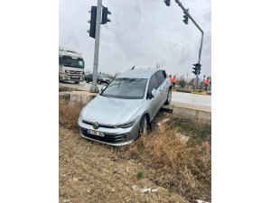 BURDUR’DA OTOMOBİL İLE KAMYON ÇARPIŞTI: 1 YARALI