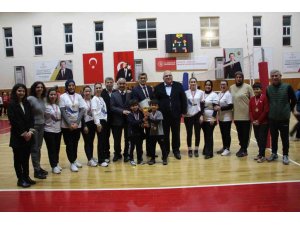 KUMLUCA’DA KADINLAR ÖĞRETMENLER ARASINDA DÜZENLENEN VOLEYBOL TURNUVASI SONA ERDİ