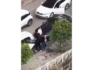 ADANA’DA KOCA EŞİNİ TARTAKLAYIP, OTOMOBİLİYLE ARACINA DEFALARCA VURDU