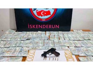 DURDURULAN ARAÇTA SAHTE 1 MİLYON AMERİKAN DOLARI ELE GEÇİRİLDİ