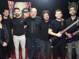 ROCKÇI DOKTORLARIN 'KULAK ZARI' ORKESTRASI