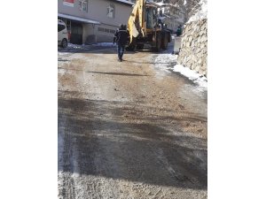 SAİMBEYLİ’DE KARLA MÜCADELE ARALIKSIZ SÜRÜYOR