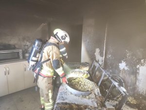 DEFNE’DE YANAN EV KULLANILMAZ HALE GELDİ