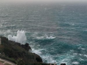 ANTALYA'DA SİS, KUVVETLİ RÜZGÂR VE DEV DALGALAR