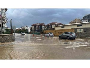 ALANYA’DA YAĞMUR , DOLU VE FIRTINA HAYATI OLUMSUZ ETKİLEDİ