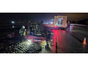 TERS DÖNEN OTOMOBİLDEKİ 2 KİŞİ YARALANDI