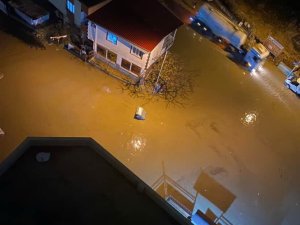 ADANA’DA SAĞANAK YAĞMUR HAYATI FELÇ ETTİ: YOLLAR GÖLE DÖNDÜ, ARAÇLAR MAHSUR KALDI