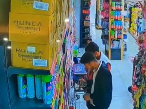 PARFÜMLERİ ÖNCE KOKLADILAR SONRA ÇALDILAR