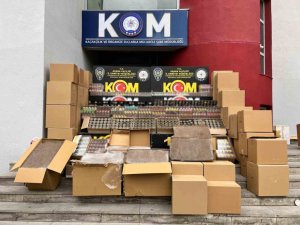 ADANA’DA DEPODA BİNLERCE KAÇAK TÜTÜN ÜRÜNÜ ELE GEÇİRİLDİ: 2 KİŞİ TUTUKLANDI