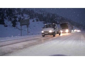 ANTALYA-KONYA KARA YOLUNDA KAR ETKİSİNİ ARTIRDI