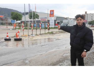 ÇUKURA DÜŞEN ARAÇLARI DURDURMAYA ÇALIŞTI, BAŞARISIZ OLDU