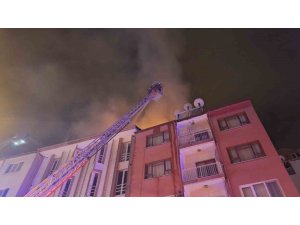 BURDUR’DA 4 KATLI BİNADA KORKUTAN YANGIN