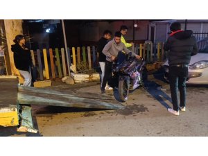 TESLA İLE ÇARPIŞAN MOTOSİKLETTEKİ 2 KİŞİ METRELERCE SAVRULDU