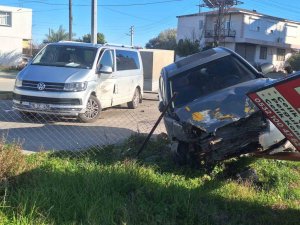 SERİK’TE OTOMOBİL İLE MİNİBÜS ÇARPIŞTI: 1 YARALI