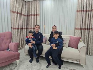 CEZAEVİ PERSONELİNDEN ÖRNEK DAVRANIŞ: KAZA YAPAN ANNE VE ÇOCUKLARI EVİNDE MİSAFİR ETTİ