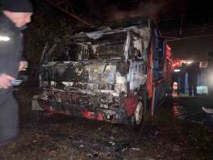 PARK HALİNDEYKEN YANAN KAMYONET KULLANILAMAZ HALE GELDİ