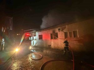 BURDUR’DA ÇIKAN YANGINDA EV KÜLE DÖNDÜ, 5 KİŞİ KURTULDU