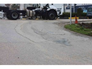 TRAFİK IŞIKLARINDA BEKLERKEN YOLU BETONLA KAPLAYAN MİKSER SÜRÜCÜSÜNE CEZA UYGULANDI