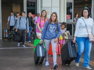 İNGİLİZ VE POLONYALI TURİST ANTALYA'YI SEVDİ