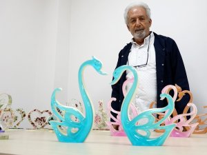 HUZUREVİNDE YAPTIĞI SÜS EŞYALARI HEDİYE EDİYOR