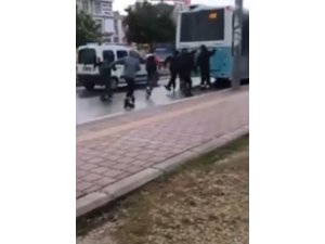 SEYİR HALİNDEKİ ARAÇLARA TUTUNARAK PATENLE YOLCULUK YAPAN 2 ÇOCUĞA ADLİ İŞLEM