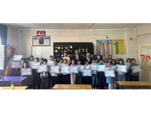 KAYMAKAMI ÇELİKKOL ÇOCUKLARIN KARNE SEVİNCİNE ORTAK OLDU