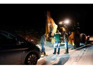 ARAÇLARIYLA KARLI VE BUZLU YOLDA MAHSUR KALANLARI EKİPLER KURTARDI