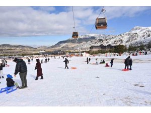 BELEDİYENİN SÖMESTİR SÜRPRİZİ ÇOCUKLARI DAVRAZ’DA KARLA BULUŞTURDU