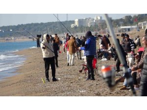 ANTALYA’DA SAHİLE AKIN EDEN VATANDAŞLAR GÜNEŞİN TADINI ÇIKARDI