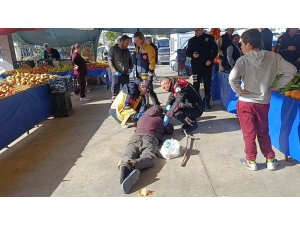 ALKOLÜN ETKİSİYLE PAZARYERİNDE SIZDI, VATANDAŞLAR UYANDIRAMAYINCA POLİS VE SAĞLIK EKİPLERİ MÜDAHALE ETTİ