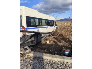 KONTROLDEN ÇIKAN HAFİF TİCARİ ARAÇ BAHÇE EVİNİN KAPISINA ÇARPARAK DURABİLDİ: 1 YARALI