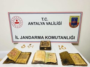 ANTALYA’DA DURDURULAN ARAÇTAN TARİHİ KUR’AN-I KERİM VE TARİHİ ESER ÇIKTI