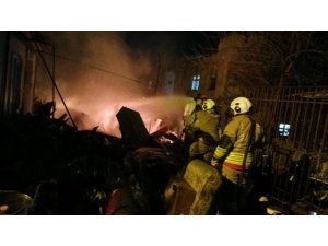 PAYAS’TA HURDALIK ALAN ALEVLERE TESLİM OLDU