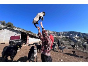 MERSİNLİ YÖRÜK KIZI, BABA MESLEĞİYLE KÜLTÜRÜNÜ YAŞATIYOR