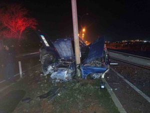 AYDINLATMA DİREĞİNE ÇARPAN TOFAŞ HURDAYA DÖNDÜ: 2 YARALI