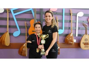 BEŞ YAŞINDA BAŞLADIĞI ’SALSA’ YOLCULUĞUNDA DÖRT TÜRKİYE BİRİNCİLİĞİ KAZANAN MİNİK SPORCUNUN YENİ HEDEFİ DÜNYA ŞAMPİYONLUĞU