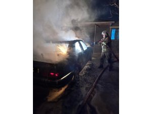 DEFNE’DE OTOMOBİL ALEVLERE TESLİM OLDU