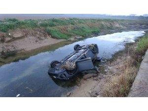 KAYGANLAŞAN YOLDA KONTROLDEN ÇIKAN ARAÇ KANALA UÇTU