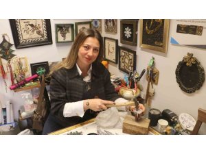 YUMURTA KABUKLARIYLA BAŞLAYAN SANAT MERAKINDA 30 YILDIR İLMİK İLMİK TAŞLARI MOZAİĞE DÖNÜŞTÜRÜYOR