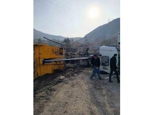 İSKENDERUN’DA DEVRİLEN HAFRİYAT KAMYONUNUN SÜRÜCÜSÜ YARALANDI