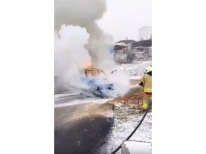 SEYİR HALİNDEKİ OTOMOBİL ALEV ALEV YANDI