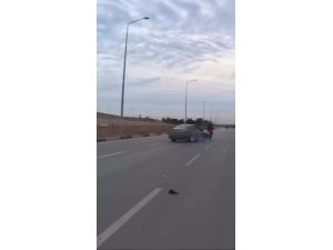 LÜKS OTOMOBİL YOLDA DRİFT YAPTI, MOTOSİKLETLİ SON ANDA KURTULDU