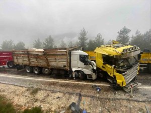 ANTALYA’DA TIR İLE KAMYON KAFA KAFAYA ÇARPIŞTI: 1 ÖLÜ, 1 AĞIR YARALI